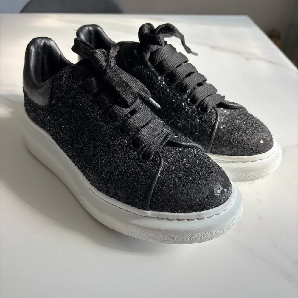 Alexander McQueen Oversized sneakers in a black glitter finish white sole sz 38 - Picture 2 of 11